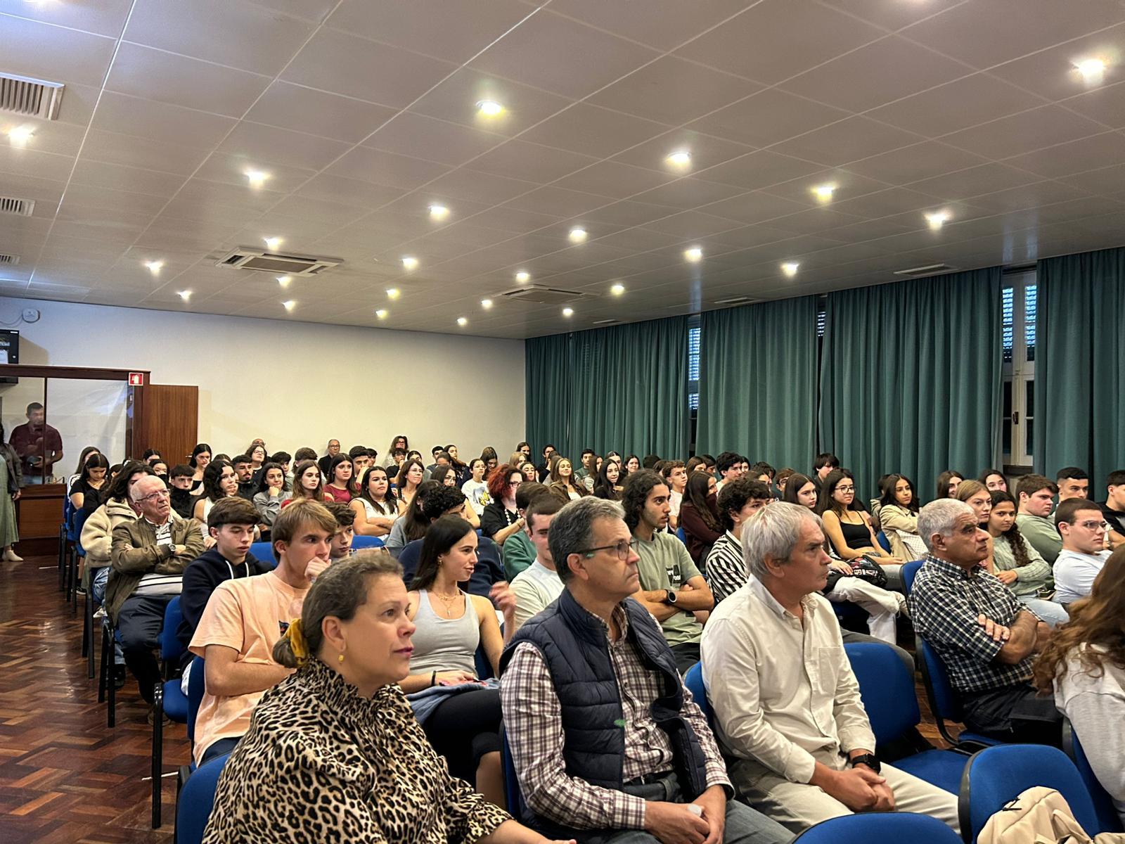 Miguel Gonçalves traz lições de humildade cósmica a alunos do secundário