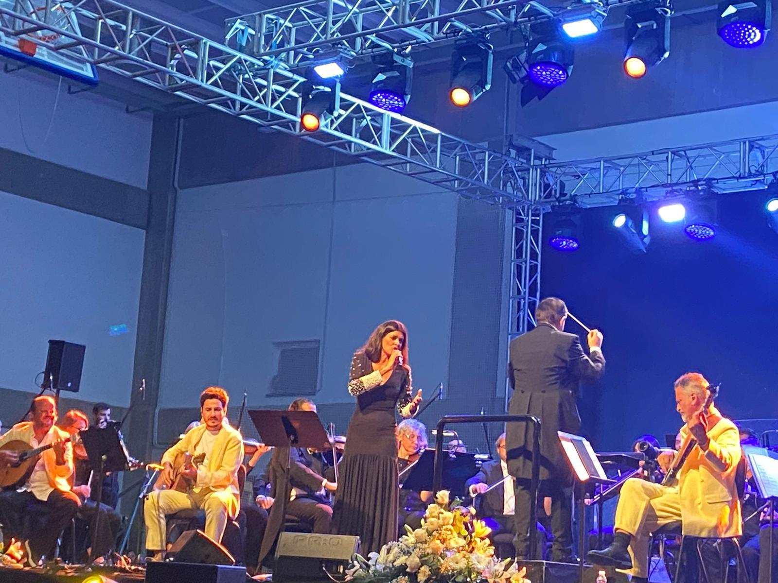 Cuca Roseta canta Autonomia em Câmara de Lobos