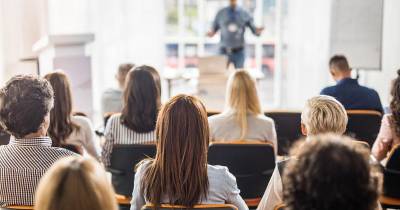 Eram elegíveis cursos de formação profissional desenvolvidos em regime presencial, formação online presencial e/ou à distância, com uma duração mínima de 7 horas.