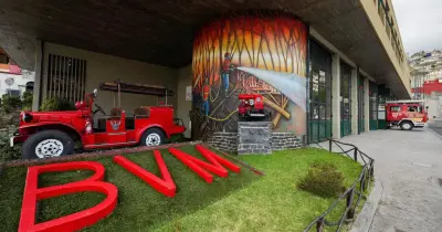 Portão de obra e chapas de proteção caem para a via pública