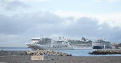 Porto do Funchal cheio com três navios de cruzeiro