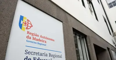 Greve geral regista adesão moderada nas escolas e serviços da Secretaria Regional de Educação.