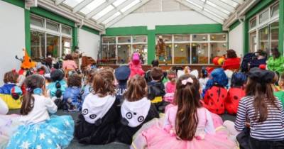 A iniciativa, promovida pelo município, com a participação dos estabelecimentos de ensino locais, previa a participação de cerca de 400 figurantes, que iriam desfilar pelas principais ruas da cidade.