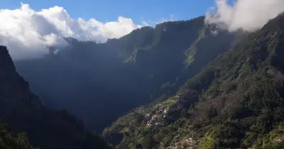 Derrocada no Curral das Freiras esta manhã mobiliza bombeiros.