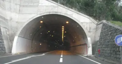 Motociclista ferido após colidir com viatura na via expresso da Camacha