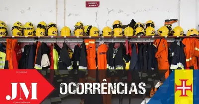 Carro em chamas na Via Rápida mobiliza bombeiros para Santo António
