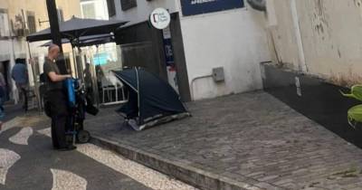 Turista que montou tenda na rua garante que não pernoitou no centro do Funchal