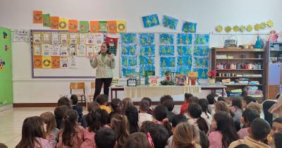 Crianças do Caniço encantadas com o Mochinho Leitor