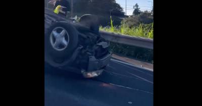 Carro capota na via rápida na subida de Santa Rita
