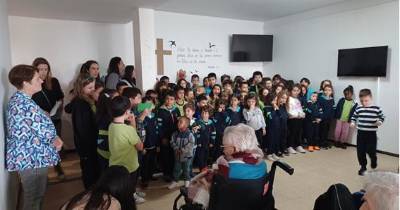 Crianças visitam lar de idosos no Dia Mundial da Bondade