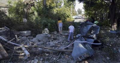 Crianças deportadas seguem para treino militar.