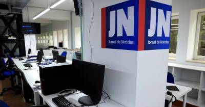 Em frente ao Jornal de Notícias (JN), estão mais de 60 trabalhadores do GMG, entre jornalistas e outros trabalhadores daquele título e de outras publicações do grupo, que detém também o desportivo O Jogo, o jornal Açoriano Oriental, a rádio TSF, a revista Evasões, a Men’s Heatlh, o Diário de Noticias, entre outros títulos.