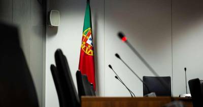 Um comunicado divulgado na página da Procuradoria-Geral Regional do Porto (PGRP) refere que, por despacho datado de 1 de março, o MP acusou 35 arguidos, incluindo 12 pessoas coletivas, imputando-lhes a prática de crimes de fraude na obtenção de subsídio, fraude fiscal e burla tributária, praticados entre 2014 e 2017.