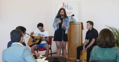 Jornadas Madeira 2021: Micaela Setim (en) canta 'A nossa vez' antes do arranque do debate
