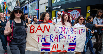 Em comunicado, a Comissão Europeia salienta que as terapias de conversão se “baseiam na ideia falsa de que as pessoas LGBTIQ+ estão doentes” e frisa que podem criar “danos psicológicos e físicos duradouros”.
