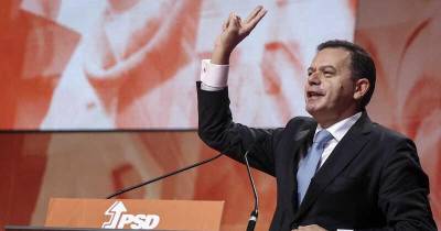 Luís Montenegro acusa Pedro Nuno Santos de ter esbanjando milhões de euros na TAP, em indemnizações e de ter adiado grandes investimentos.