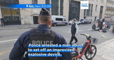 Polícia francesa detém homem com uma bomba em frente ao Bank of America em Paris