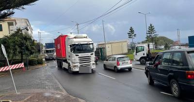 Avaria em camião bloqueia trânsito na zona da Cancela