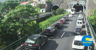 Acidente na Via Rápida causa longas filas de trânsito