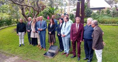Ana Baptista, ao lado direito do Presidente do Governo, Miguel Albuquerque, é a presidente da Banda Municipal do Funchal.