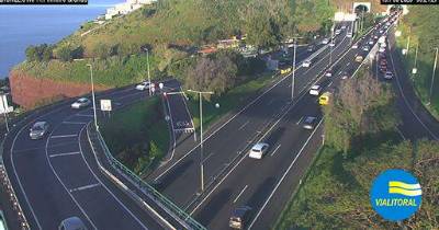 Trânsito congestionado na via rápida da Cancela