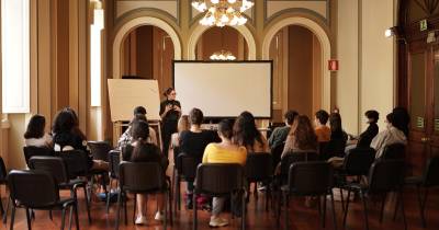 A atriz, encenadora e dramaturga Sara Barros Leitão partilhará diversas ferramentas que usa nos seus processos de criação artística.