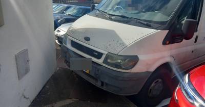 Viatura foi estacionada nos lugares dos moradores e impedia a passagem de peões