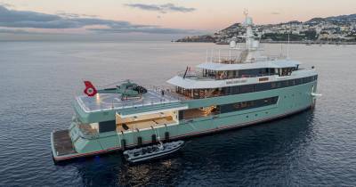 O superiate ficou ao largo da zona do Pináculo, no Funchal, com o helicóptero a transportar os clientes desde o aeroporto.