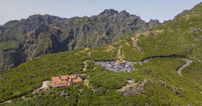 Estrada para a Achada do Teixeira, em Santana, foi encerrada devido à queda de neve.