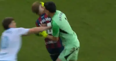 Guarda-redes do Saragoça dá soco na cara de adversário após expulsão