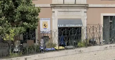 Entre os 16 detidos, que se encontram no Comando Metropolitano de Lisboa da PSP, há 15 polícias - 13 agentes e dois chefes - e um civil.