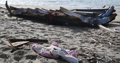A embarcação transportava 86 migrantes quando as fortes ondas afundaram no sábado, ao largo da cidade de Zuwara, na costa ocidental da Líbia, e 61 migrantes afogaram-se, de acordo com a OIM.