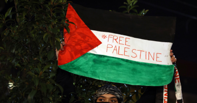 Os estudantes abandonaram a cerimónia a entoar frases como “libertem a Palestina” e a agitarem bandeiras palestinianas, enquanto eram vaiados por uma grande parte dos presentes, segundo o jornal Politico.