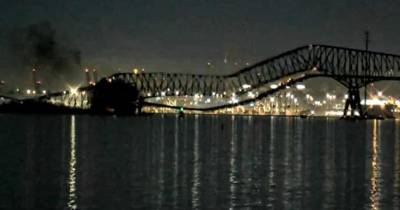 As agências de socorro receberam o alerta pela 01:30 locais, relatando que uma embarcação que saía de Baltimore tinha atingido uma coluna da ponte.