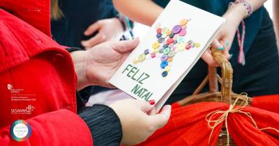 Foram distribuídos cerca de 100 postais de Natal elaborados com materiais reutilizáveis.