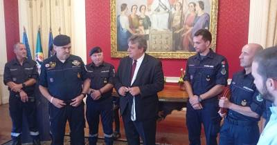 Bruno Pereira recebeu prenda do vencedor da prova e profissional dos Bombeiros sapadores do Funchal.