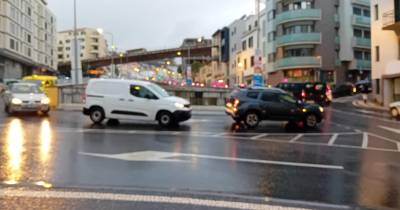 Trânsito caótico sob chuva no Funchal