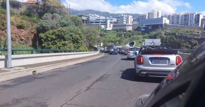 Acidente entre duas viaturas no Funchal provoca forte congestionamento no trânsito