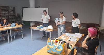 Alunas da Universidade Sénior da Ribeira Brava aprendem a fazer Naninhas do Bem