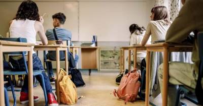Em 2023, houve um aumento de 1,5 pontos percentuais da taxa de abandono escolar em Portugal, passando de 6,5 para 8%.