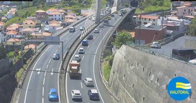 Colisão frontal entre carro e mota na via rápida faz um ferido