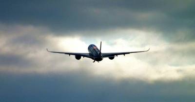 Avião com 11 pessoas a bordo desaparecido na Indonésia