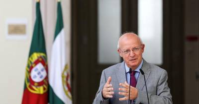 Augusto Santos Silva afirmou que as suas “expectativas são que de os portugueses e as portuguesas votem”, juntando-lhe o apelo para que “participem, votando”.