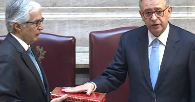 António José Seguro acaba de prestar juramento sobre um exemplar original da Constituição Portuguesa