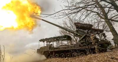 Imagem de um vídeo fornecido pelo governo russo mostra militares a disparar um canhão autopropulsado ‘Malka’ num local não divulgado na Ucrânia.