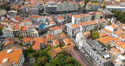 Pavimento está a ser alvo de intervenção.