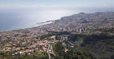 Vista aérea de drone da cidade do Funchal.