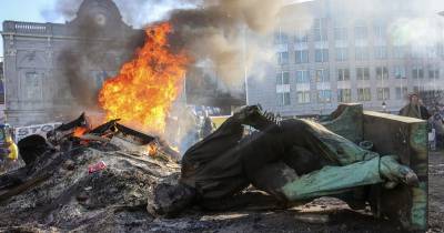 Os manifestantes acenderam também várias fogueiras diante do cordão policial que os separa do pátio que dá acesso ao edifício.