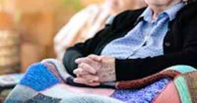 Idosa fica toda a madrugada deitada no chão após queda