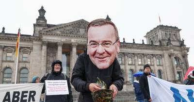 Milhares de estudantes na Alemanha protestam contra regresso do serviço militar